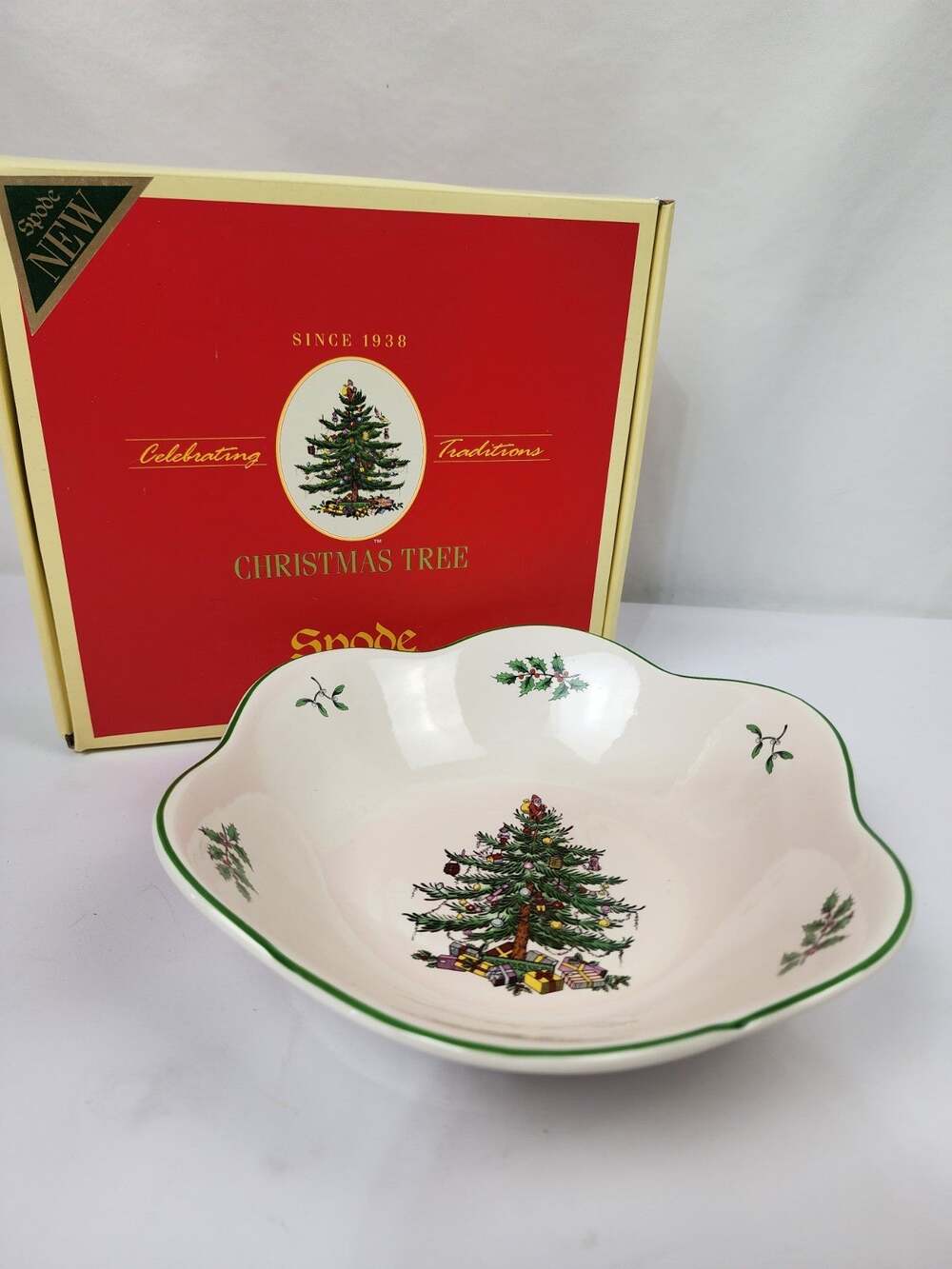 Spode England Christmas Tree 9" Daisy Serving Bowl Scallop Edge New in Box